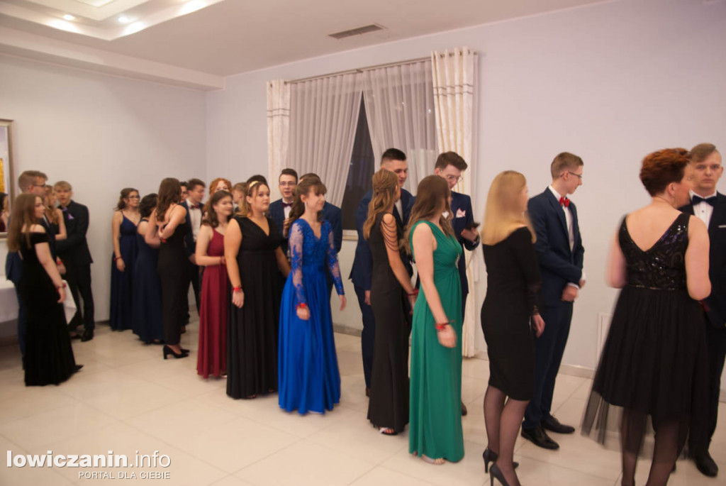 Uczniowie z Bratoszewic bawią się na studniówce