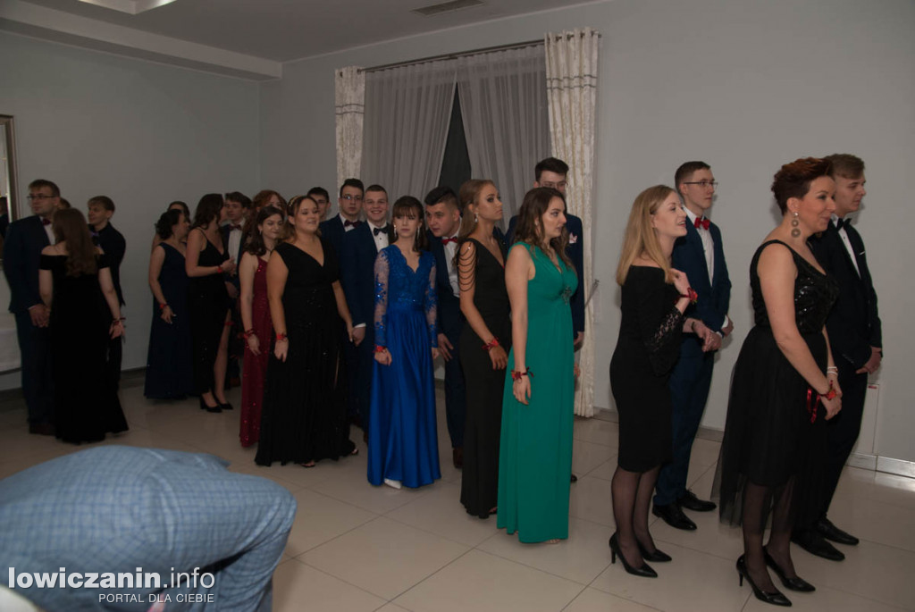 Uczniowie z Bratoszewic bawią się na studniówce