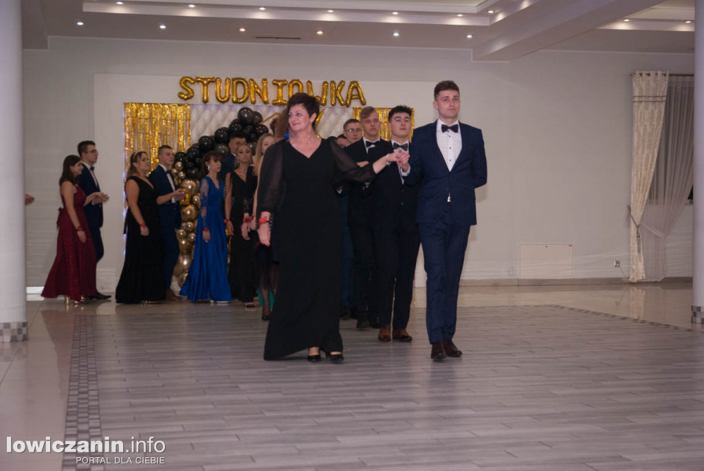 Uczniowie z Bratoszewic bawią się na studniówce
