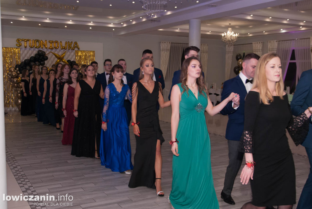 Uczniowie z Bratoszewic bawią się na studniówce