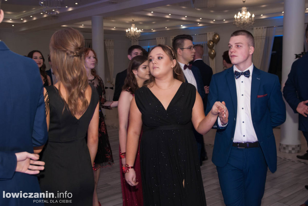Uczniowie z Bratoszewic bawią się na studniówce