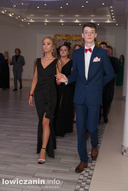 Uczniowie z Bratoszewic bawią się na studniówce