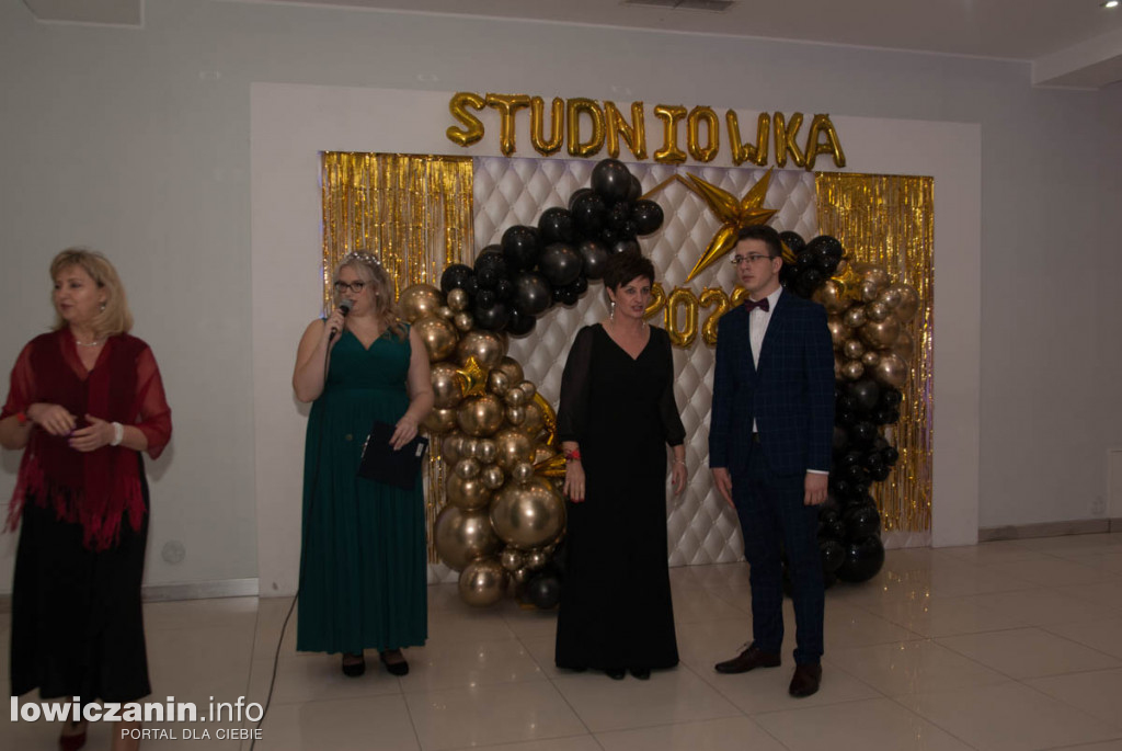 Uczniowie z Bratoszewic bawią się na studniówce
