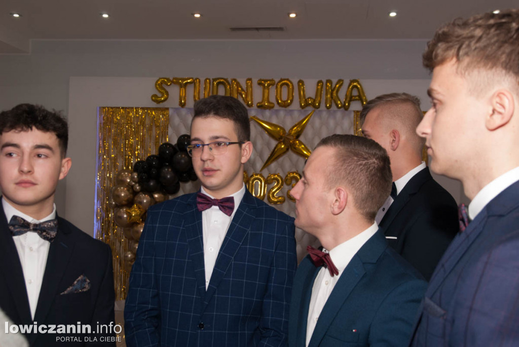 Uczniowie z Bratoszewic bawią się na studniówce