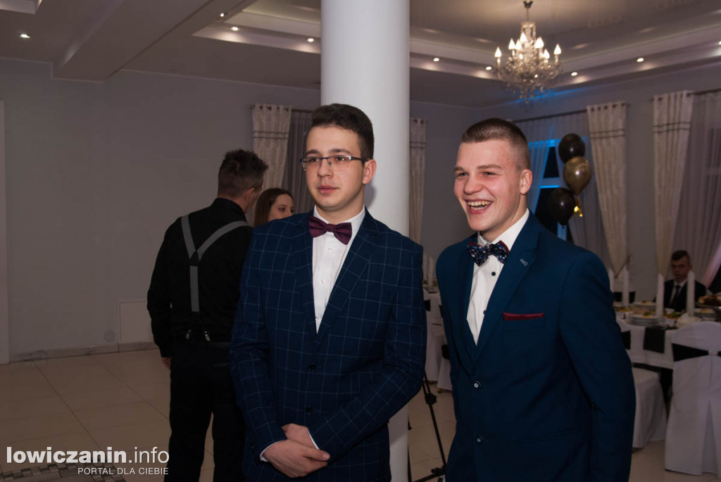 Uczniowie z Bratoszewic bawią się na studniówce