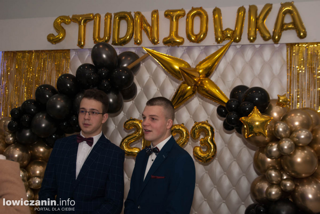 Uczniowie z Bratoszewic bawią się na studniówce