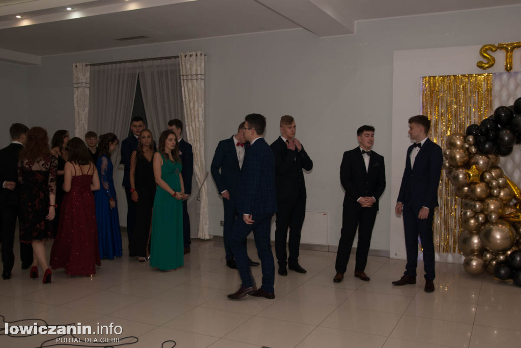 Uczniowie z Bratoszewic bawią się na studniówce