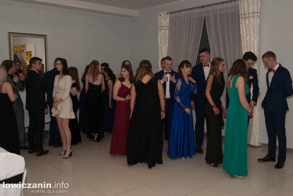 Uczniowie z Bratoszewic bawią się na studniówce