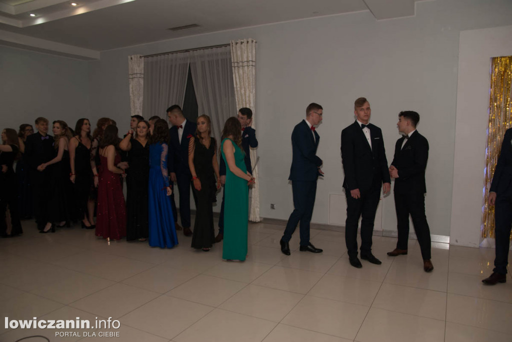 Uczniowie z Bratoszewic bawią się na studniówce
