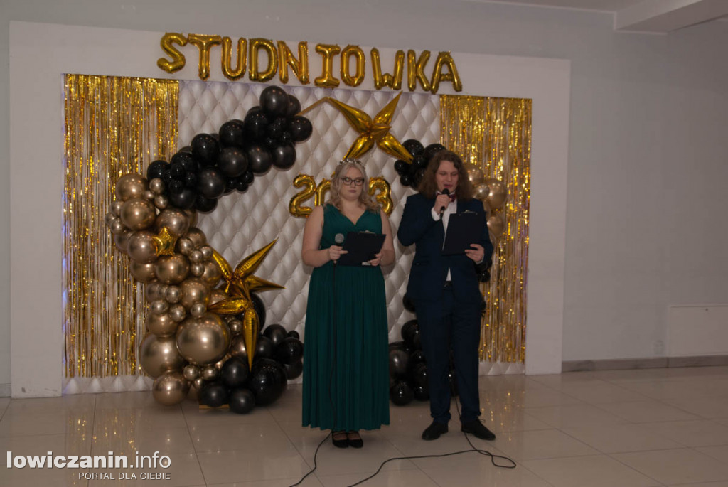 Uczniowie z Bratoszewic bawią się na studniówce