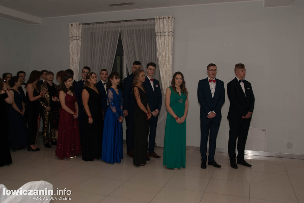 Uczniowie z Bratoszewic bawią się na studniówce