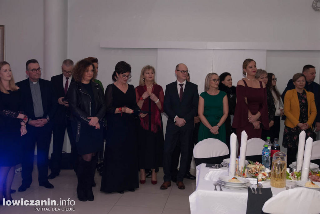 Uczniowie z Bratoszewic bawią się na studniówce
