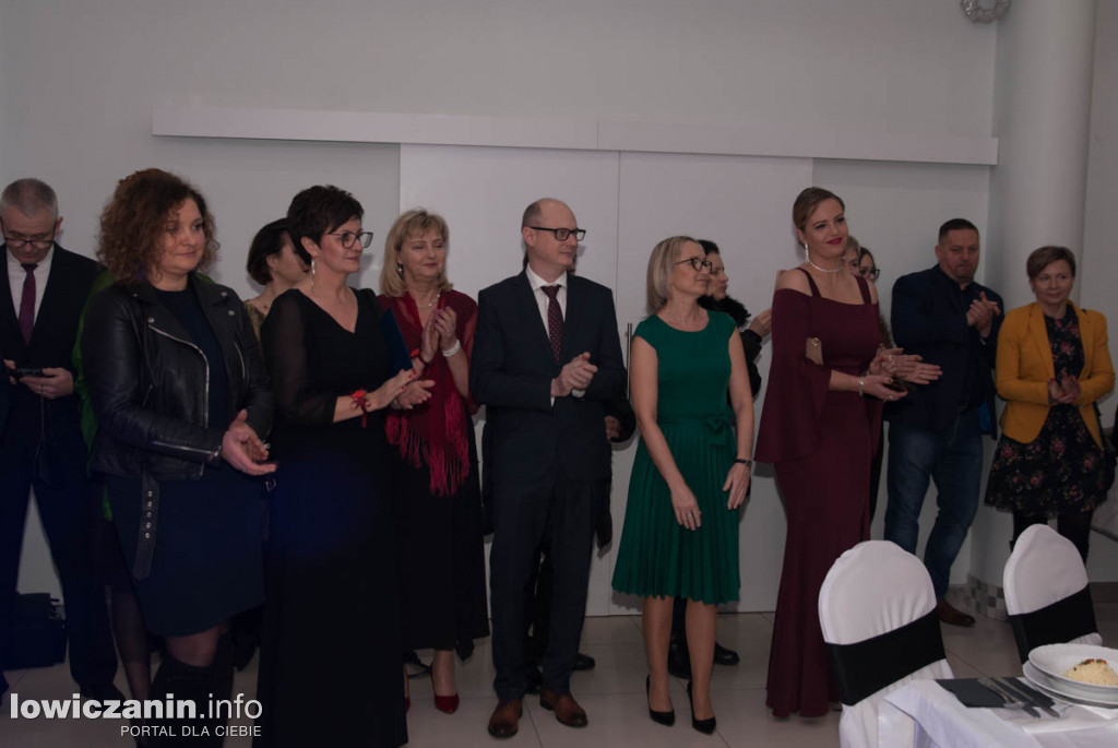 Uczniowie z Bratoszewic bawią się na studniówce