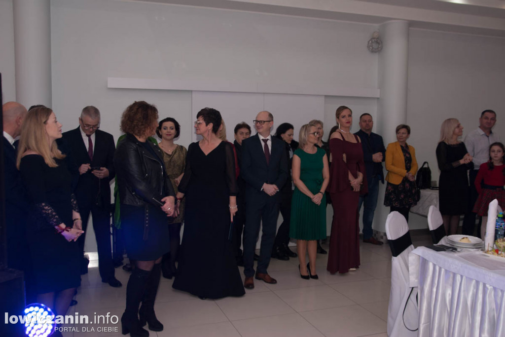 Uczniowie z Bratoszewic bawią się na studniówce