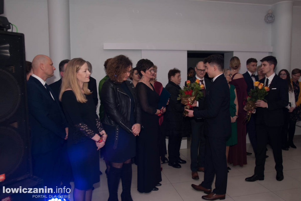 Uczniowie z Bratoszewic bawią się na studniówce
