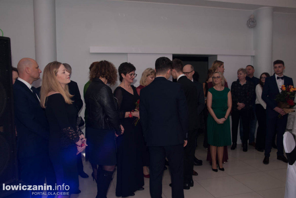 Uczniowie z Bratoszewic bawią się na studniówce