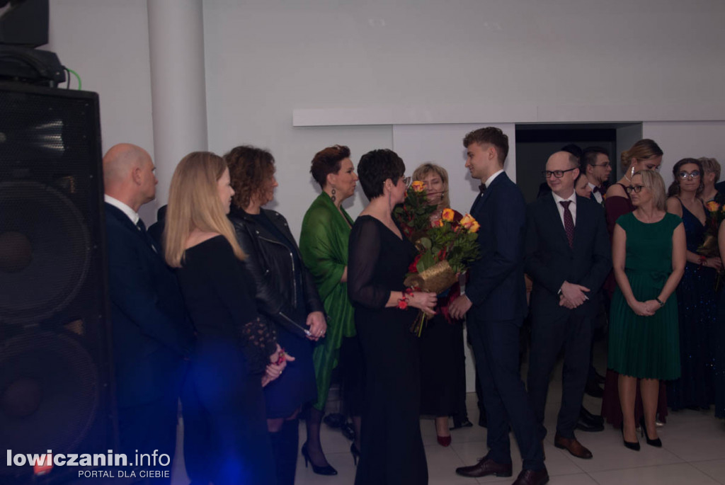 Uczniowie z Bratoszewic bawią się na studniówce