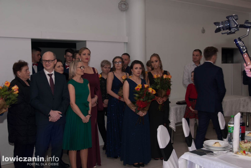 Uczniowie z Bratoszewic bawią się na studniówce