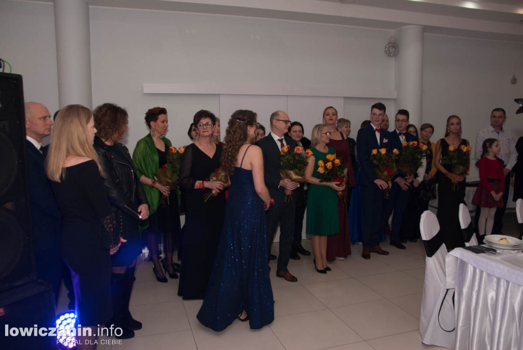 Uczniowie z Bratoszewic bawią się na studniówce
