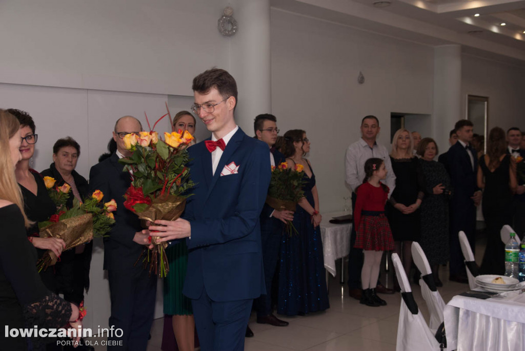 Uczniowie z Bratoszewic bawią się na studniówce
