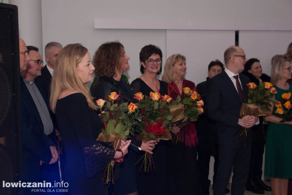 Uczniowie z Bratoszewic bawią się na studniówce