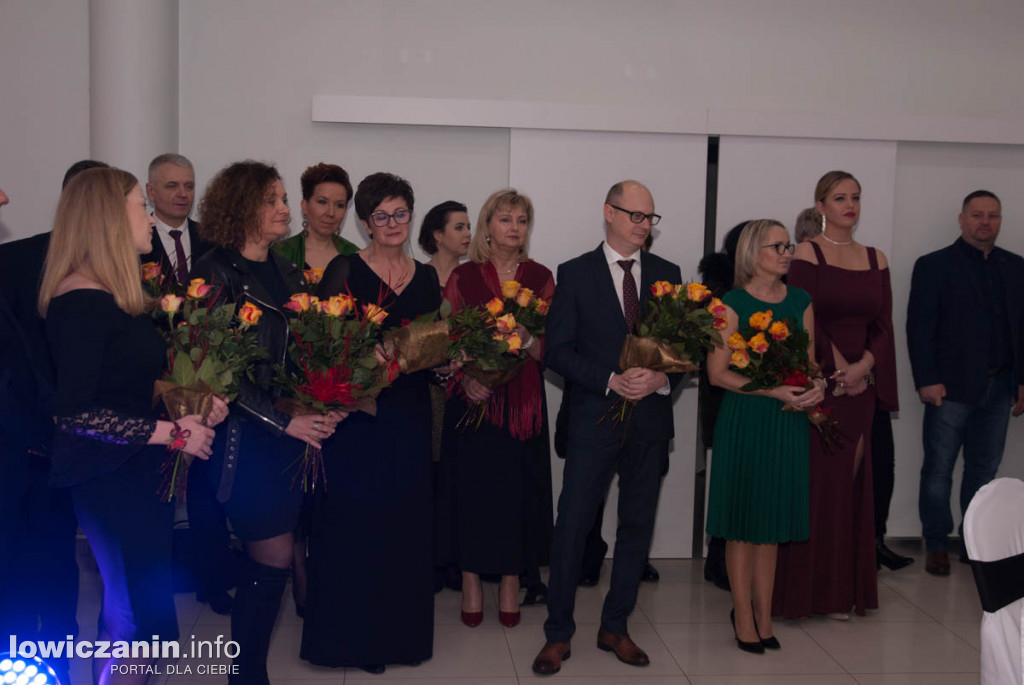 Uczniowie z Bratoszewic bawią się na studniówce