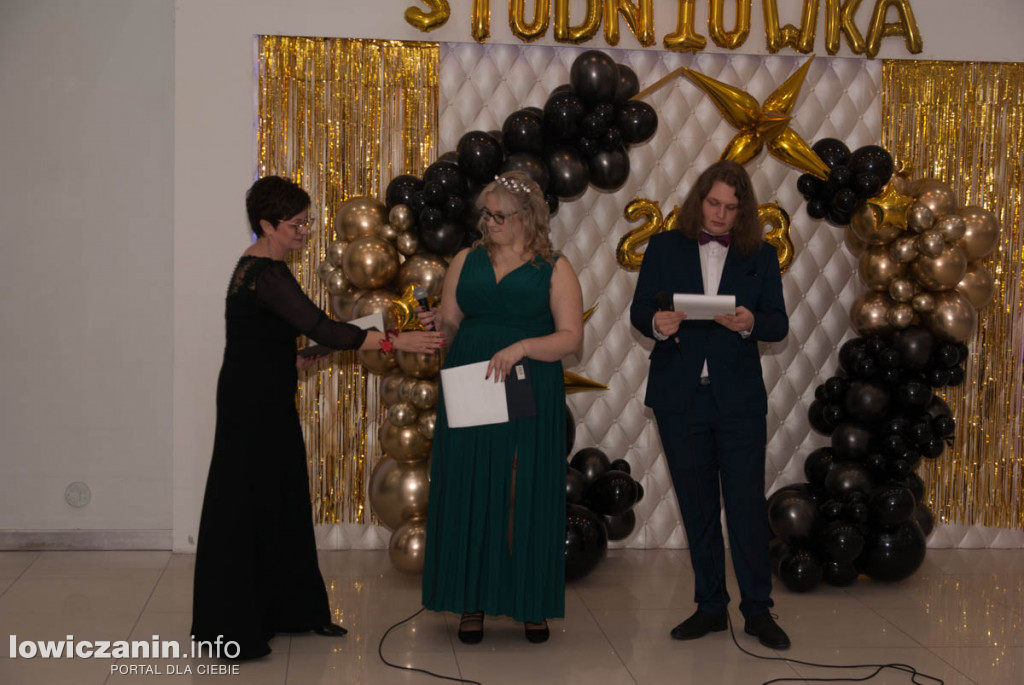 Uczniowie z Bratoszewic bawią się na studniówce