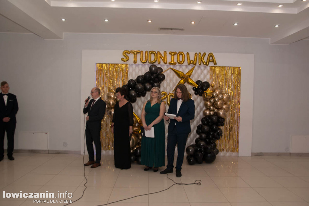 Uczniowie z Bratoszewic bawią się na studniówce