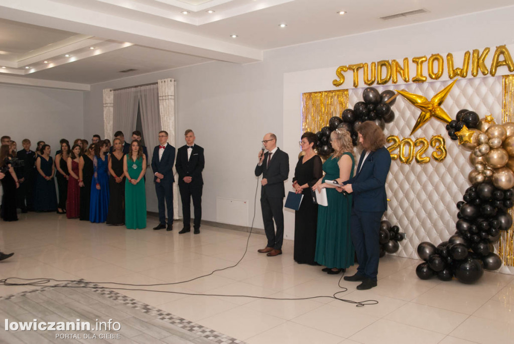 Uczniowie z Bratoszewic bawią się na studniówce