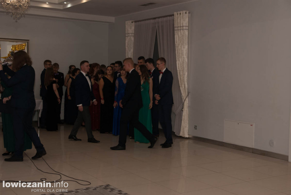 Uczniowie z Bratoszewic bawią się na studniówce