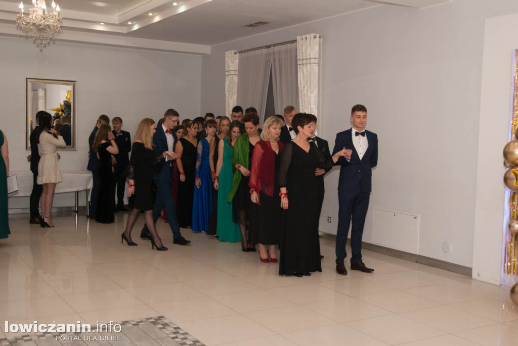 Uczniowie z Bratoszewic bawią się na studniówce