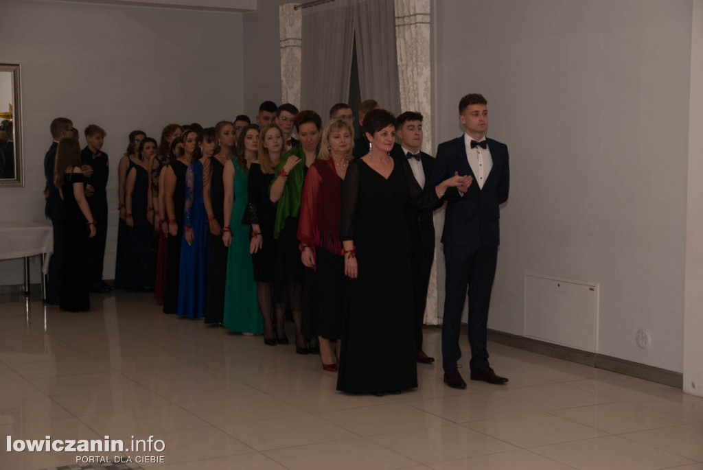 Uczniowie z Bratoszewic bawią się na studniówce