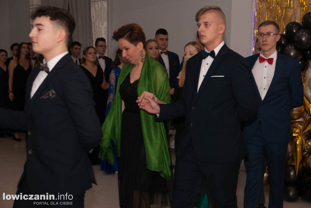 Uczniowie z Bratoszewic bawią się na studniówce