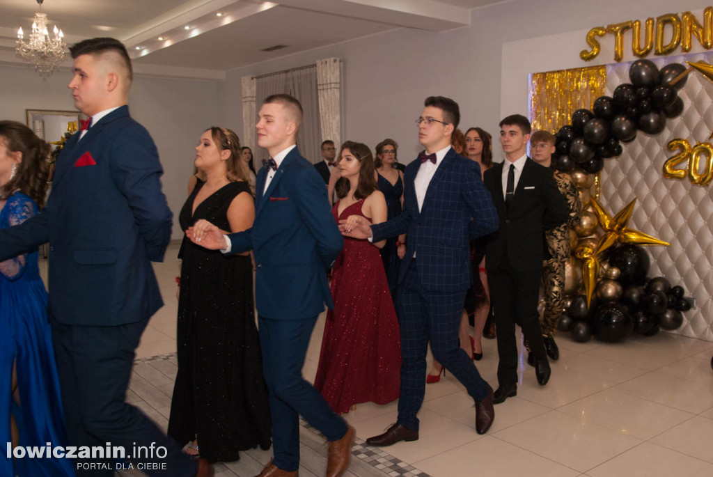 Uczniowie z Bratoszewic bawią się na studniówce