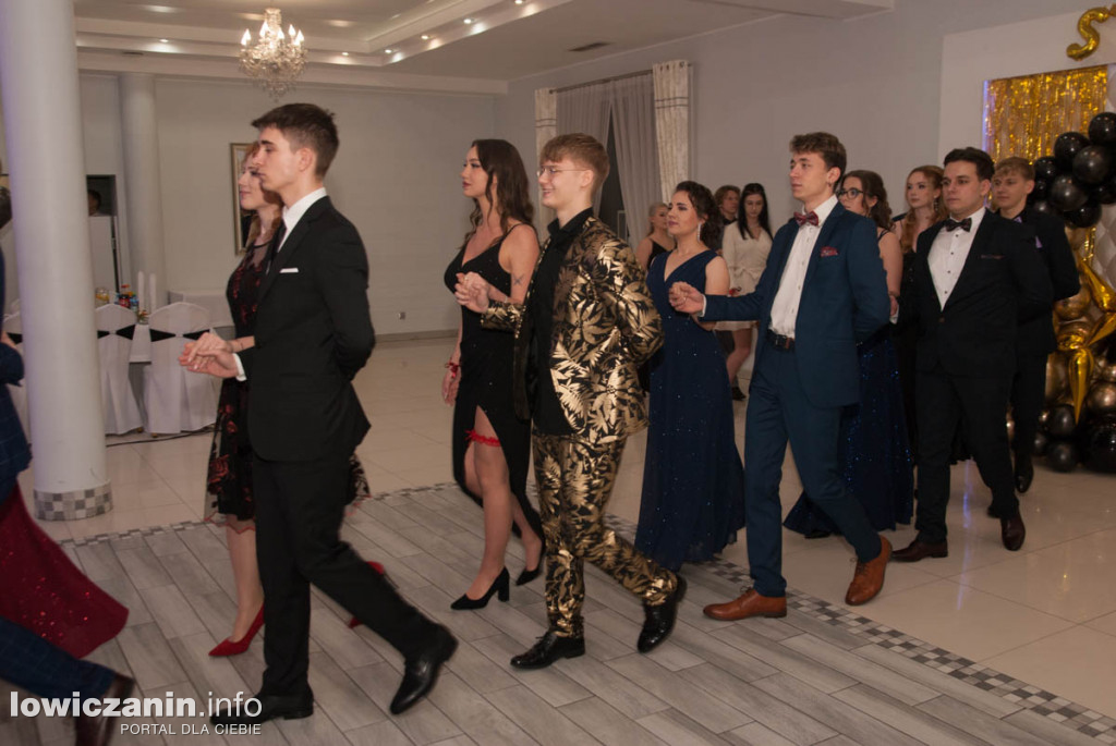 Uczniowie z Bratoszewic bawią się na studniówce