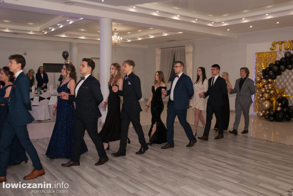 Uczniowie z Bratoszewic bawią się na studniówce
