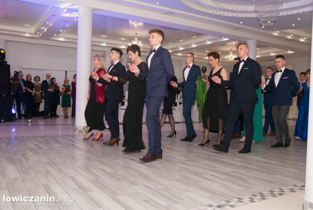 Uczniowie z Bratoszewic bawią się na studniówce