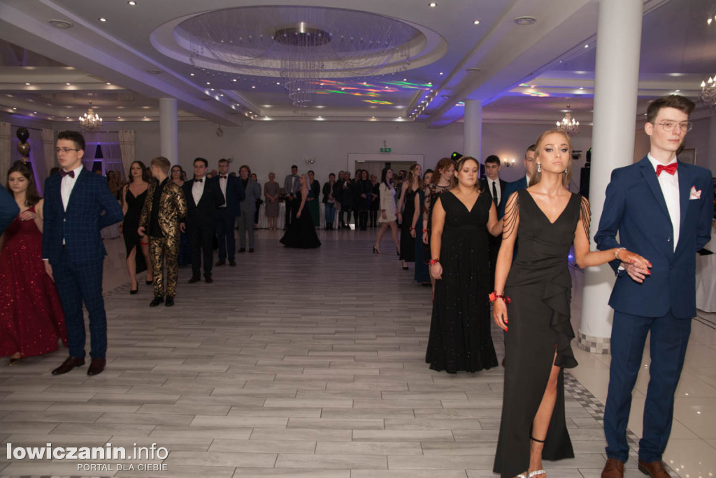Uczniowie z Bratoszewic bawią się na studniówce