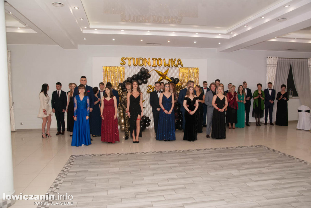 Uczniowie z Bratoszewic bawią się na studniówce