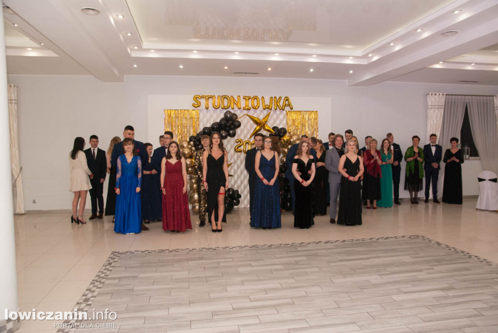 Uczniowie z Bratoszewic bawią się na studniówce