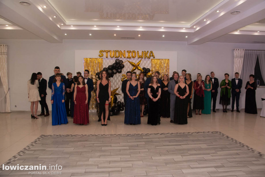 Uczniowie z Bratoszewic bawią się na studniówce