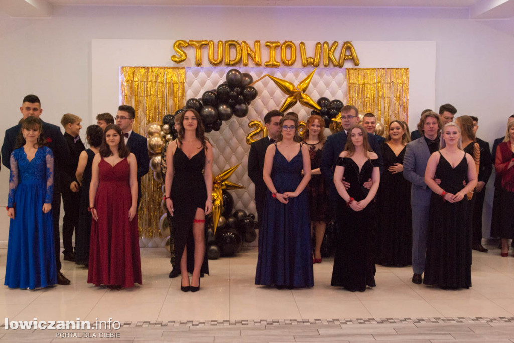 Uczniowie z Bratoszewic bawią się na studniówce