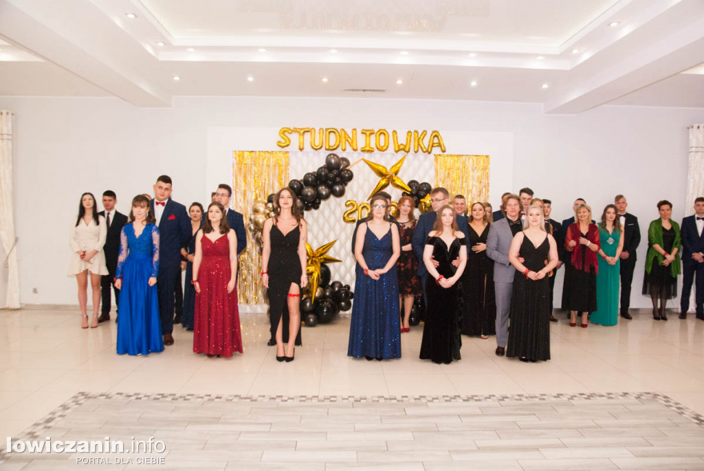Uczniowie z Bratoszewic bawią się na studniówce