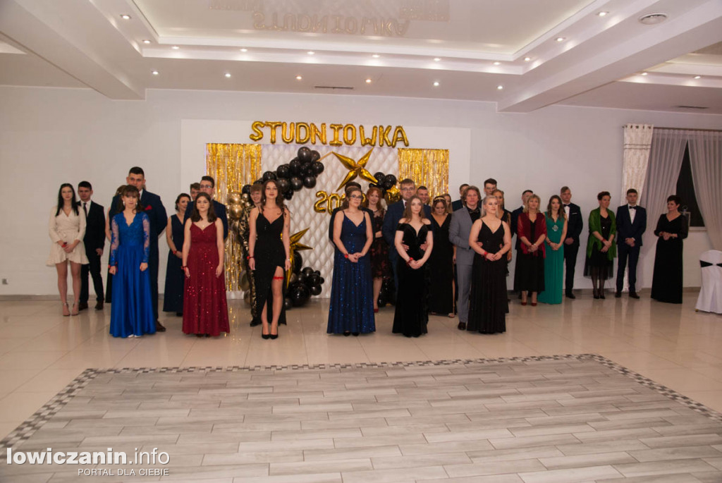 Uczniowie z Bratoszewic bawią się na studniówce