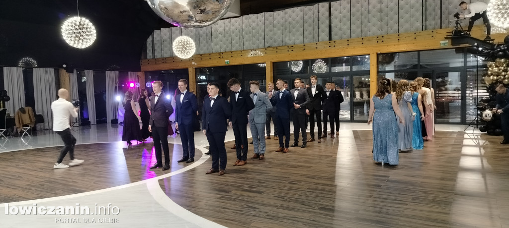 Studniówka uczniów ze Zduńskiej Dąbrowy