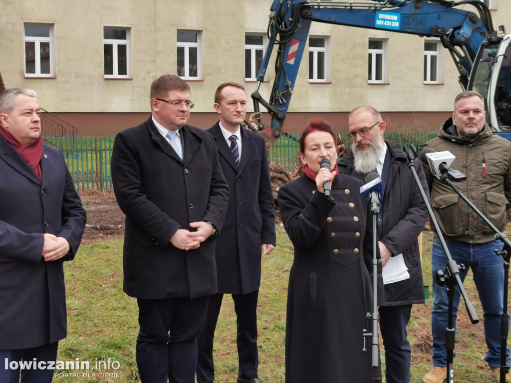 Wbicie pierwszych szpadli na budowie sali gimnastycznej ZSP nr 4
