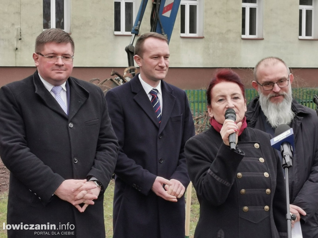 Wbicie pierwszych szpadli na budowie sali gimnastycznej ZSP nr 4