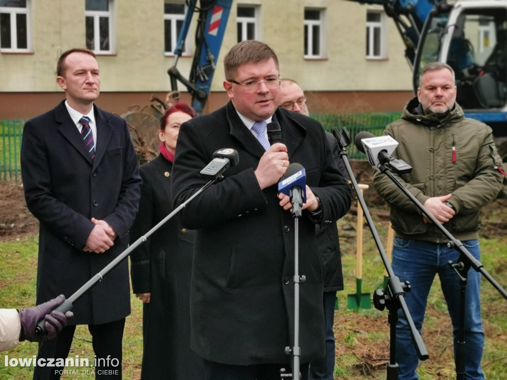 Wbicie pierwszych szpadli na budowie sali gimnastycznej ZSP nr 4