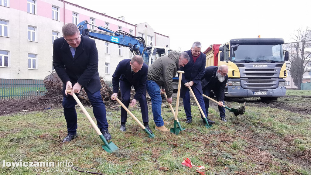 Wbicie pierwszych szpadli na budowie sali gimnastycznej ZSP nr 4