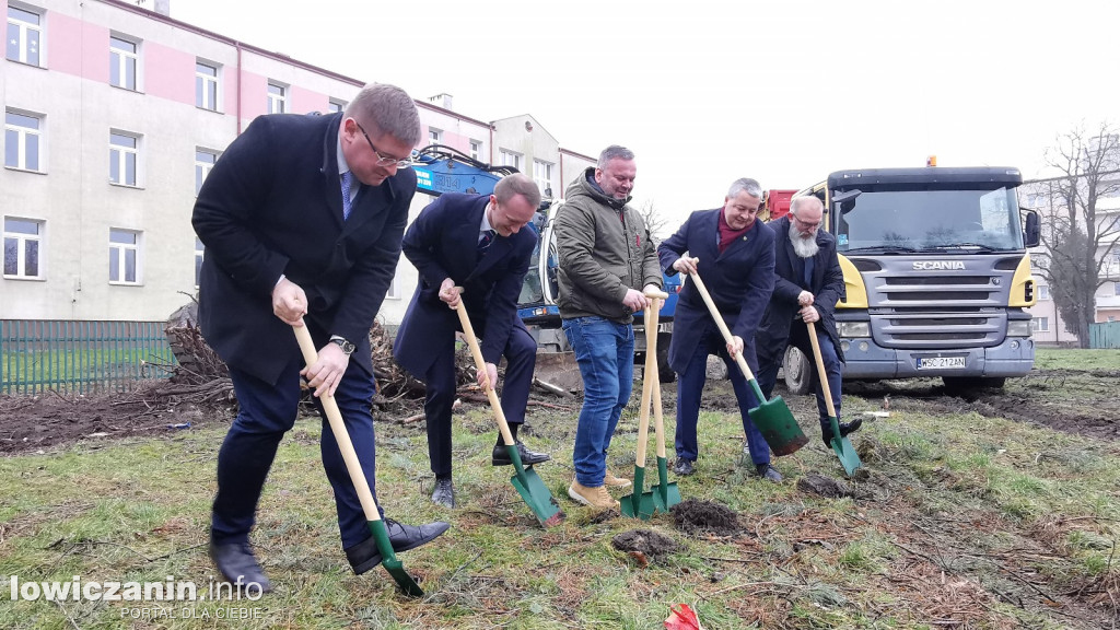 Wbicie pierwszych szpadli na budowie sali gimnastycznej ZSP nr 4
